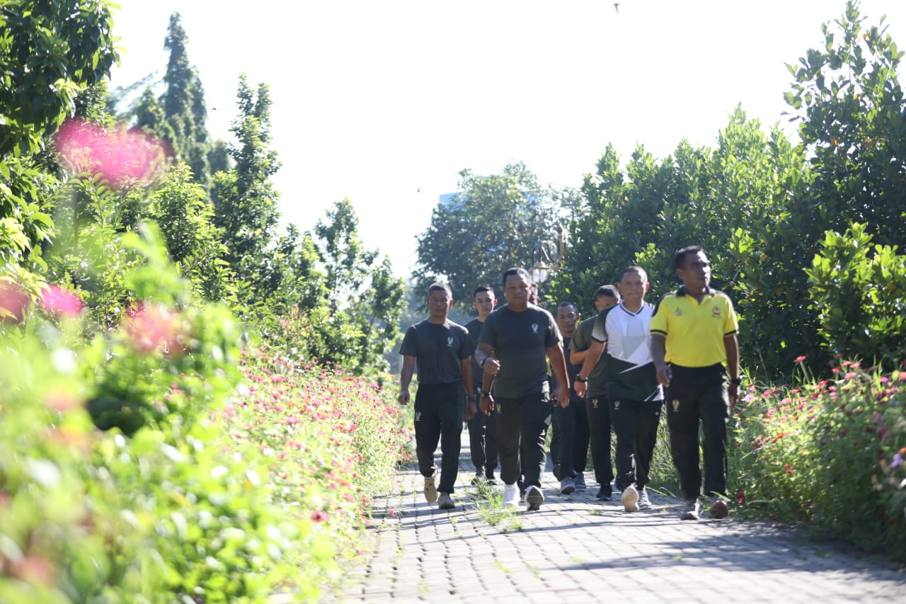 Foto 1 dari 10: Olahraga Di Ngrowo Bening, Pangdam V Brawijaya Terkesan Penataan Ruang Hijau Di Tengah Kota