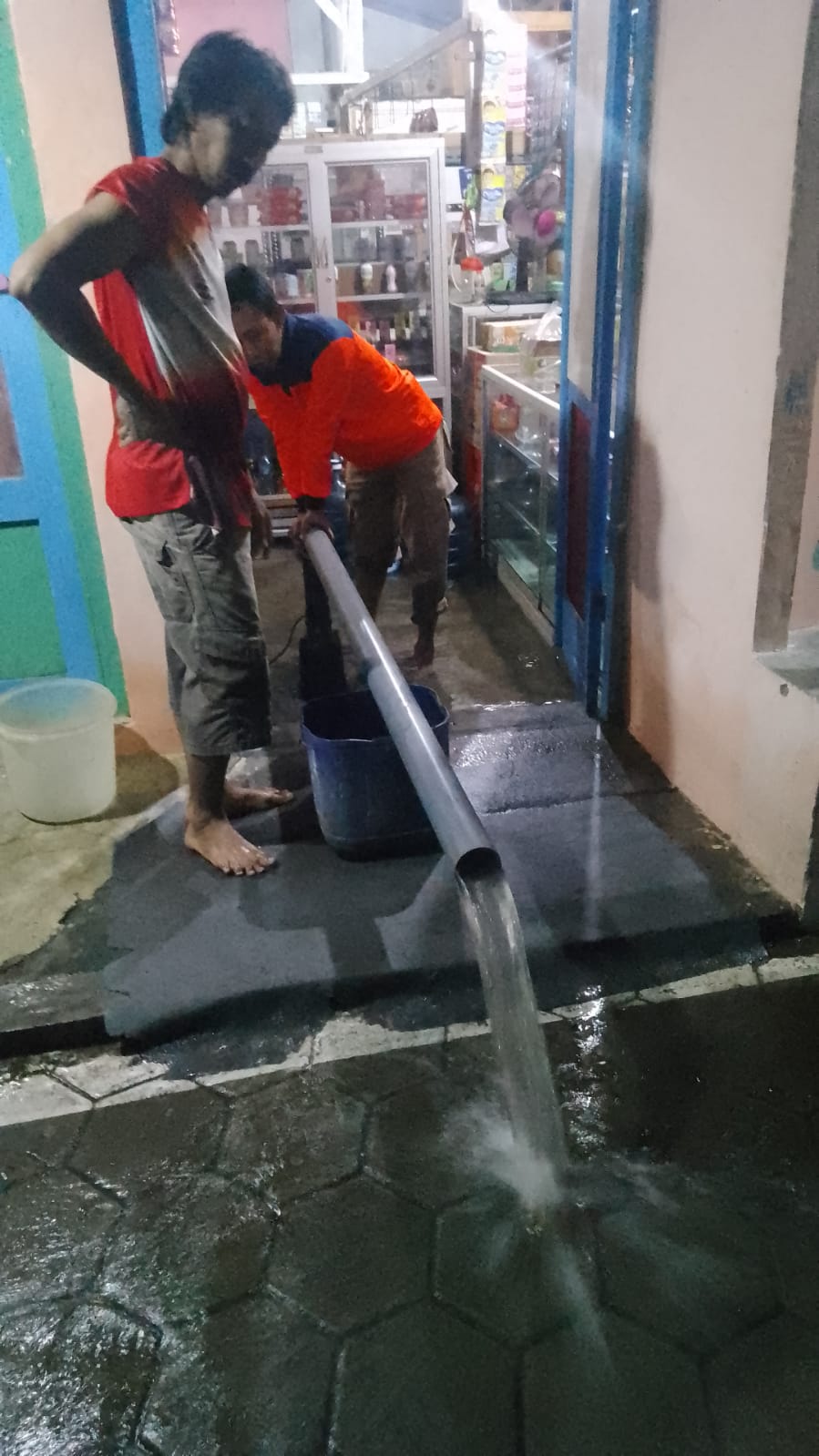 Foto 1 dari 5: Muncul Genangan Akibat Curah Hujan Tinggi, Tak Lebih Satu Jam Sudah Surut Kembali