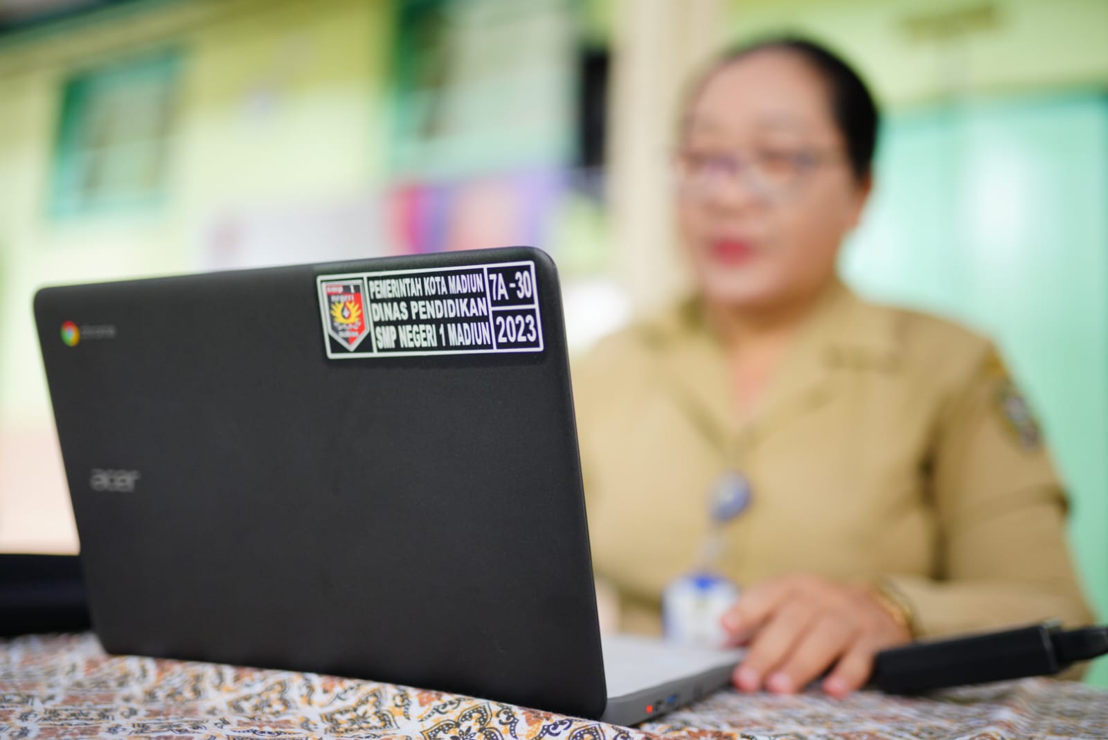 Foto 5 dari 6: 5.508 Unit Laptop Mulai Didistribusikan Untuk Siswa SMP