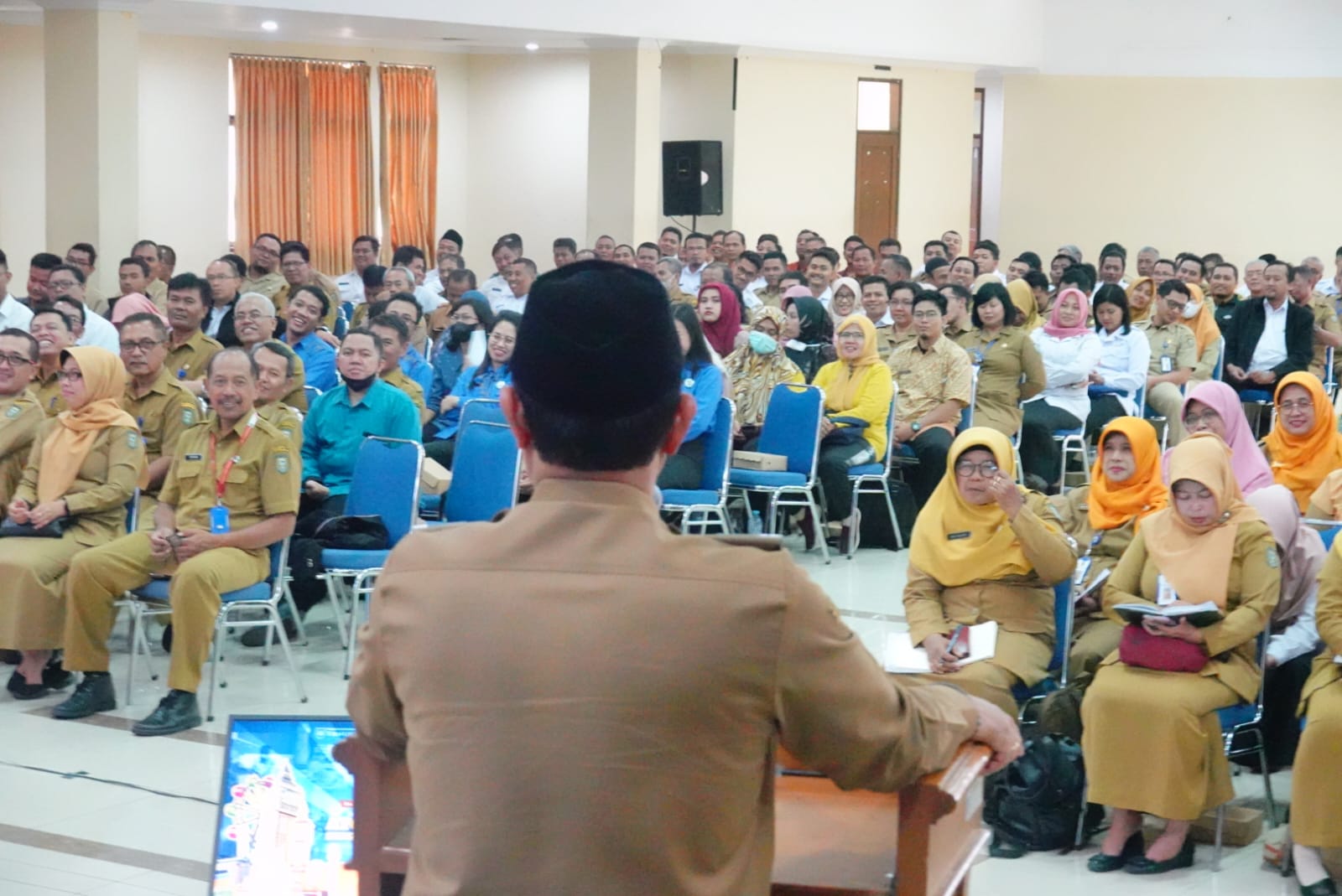 Foto 4 dari 6: Beri Pembinaan Guru SD-SMP, Wali Kota : Guru Harus Rasional, Bukan Emosional