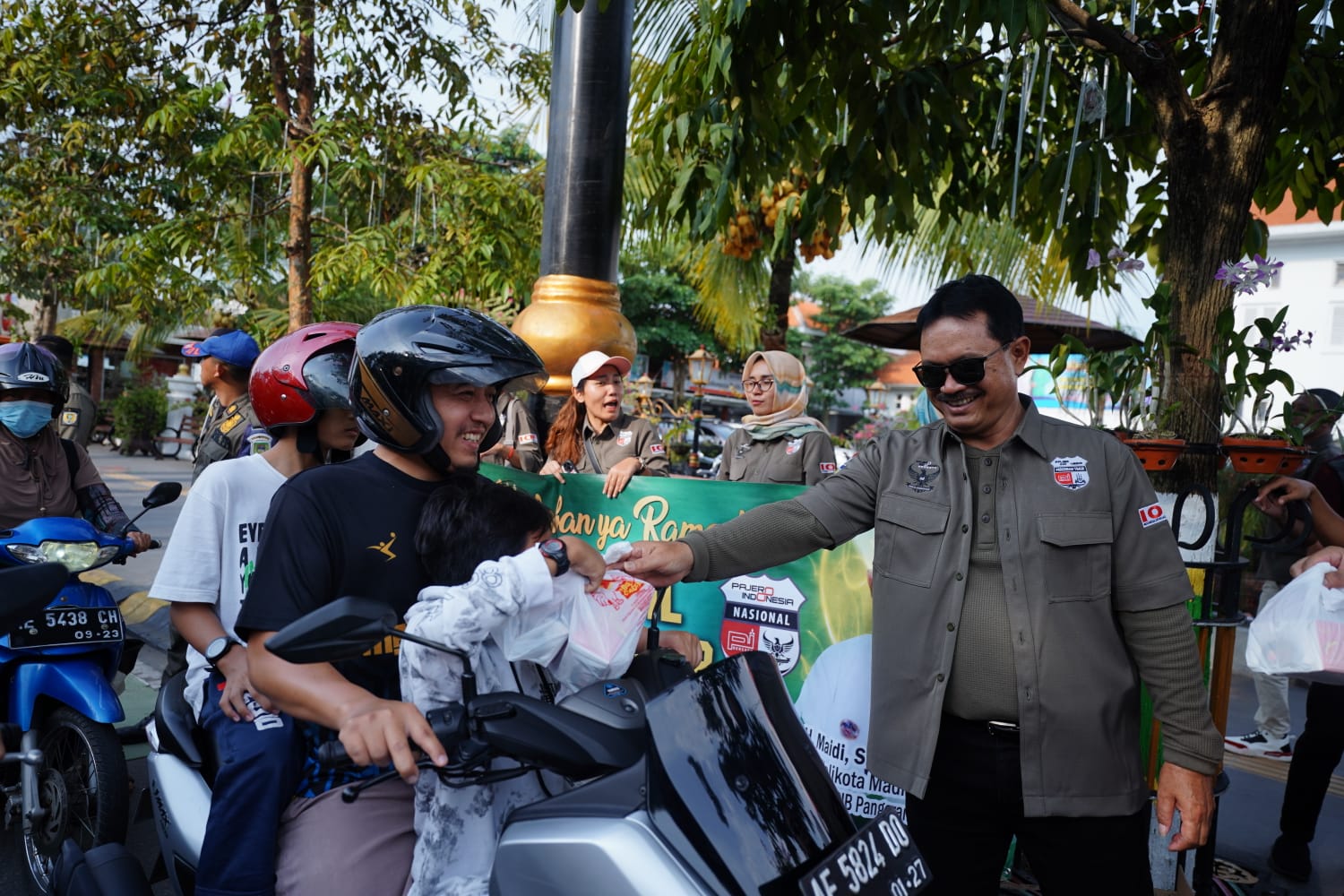 Foto 8 dari 10: Hadiri Giat Berbagi Takjil Komunitas Pajero, Wali Kota Apresiasi Kepedulian Komunitas untuk Sesama