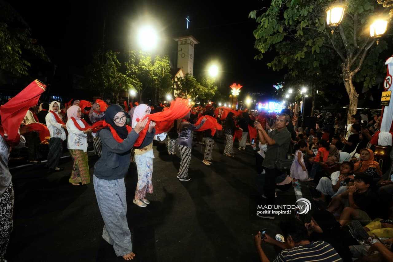 Foto 16 dari 19: Ketika Warga Turun ke Jalan, Menari Bersama di Panggung Kota