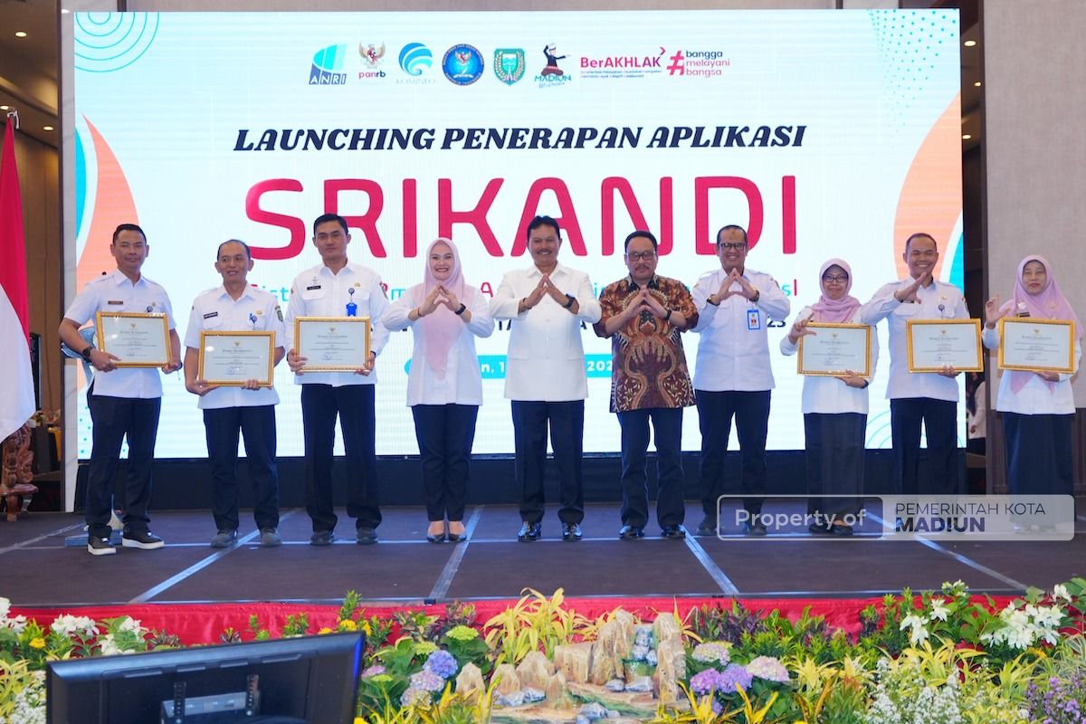 Foto 7 dari 8: Wali Kota-Plt Kepala Arsip Nasional Launching Aplikasi Srikandi, Wali Kota Harap Urusan Kearsipan Semakin Mudah dan Cepat