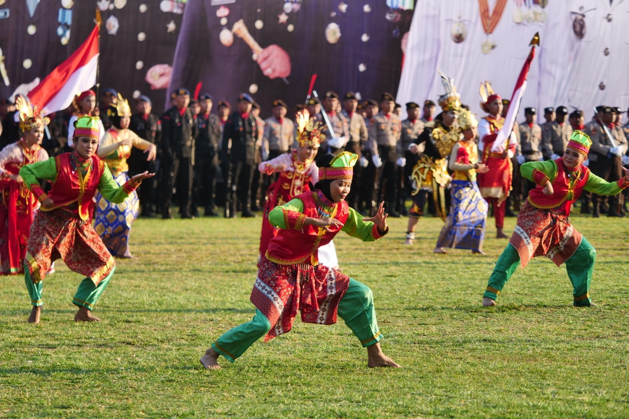 Foto 4 dari 8: Pakaian Adat Hingga Tarian Nusantara Warnai Upacara Penurunan Bendera Peringatan HUT Kemerdekaan Ke-78 RI