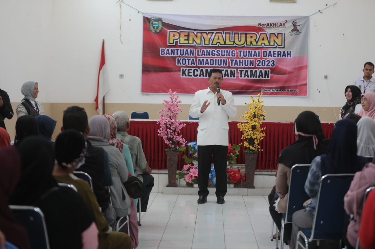Foto 3 dari 7: Tinjau Penyaluran BLTD di Demangan, Wali Kota: Salah Satu Upaya Menekan Angka Kemiskinan