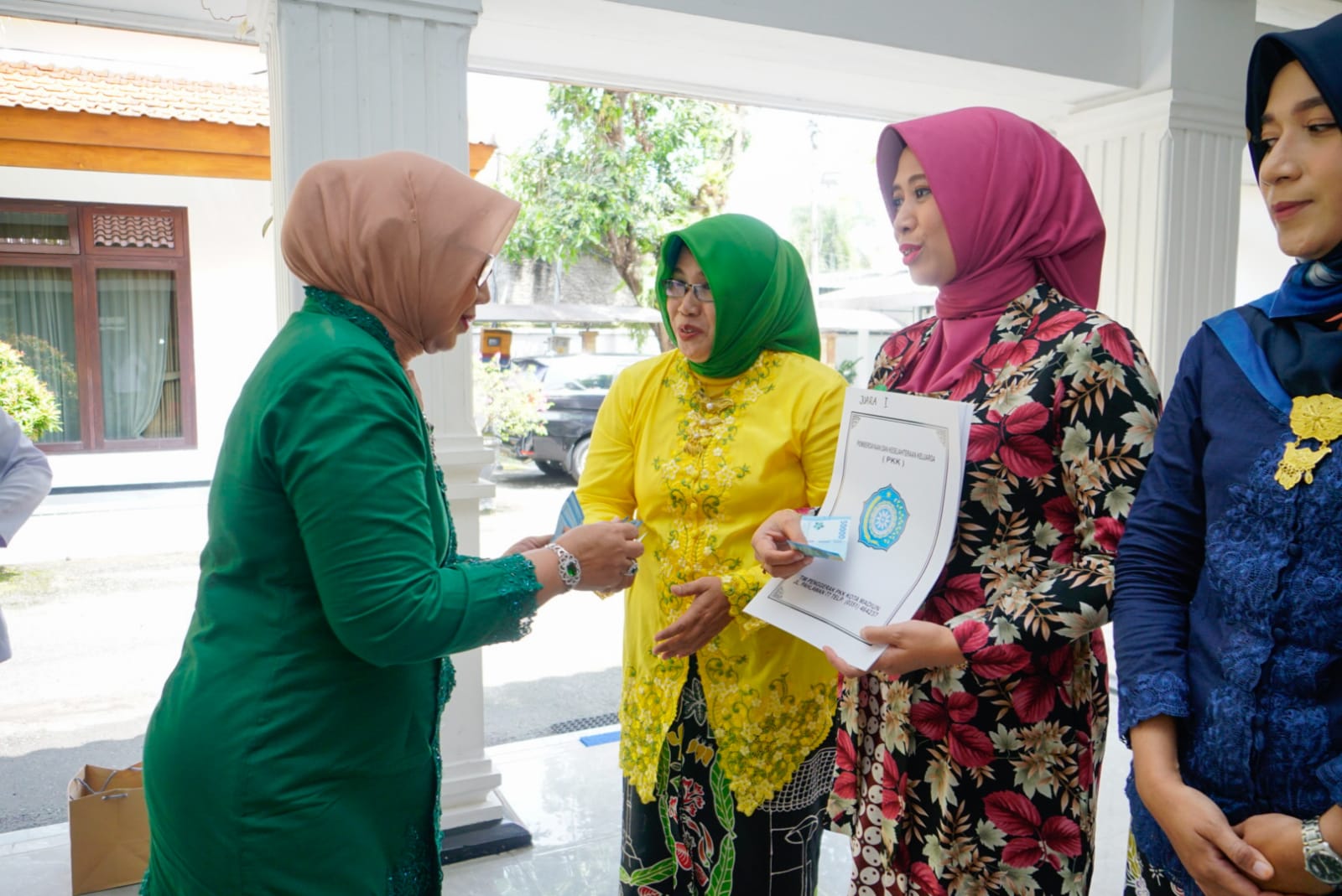 Foto 9 dari 13: Serunya Giat PKK Rayakan Hari Kartini Dengan Lomba Merias Wajah