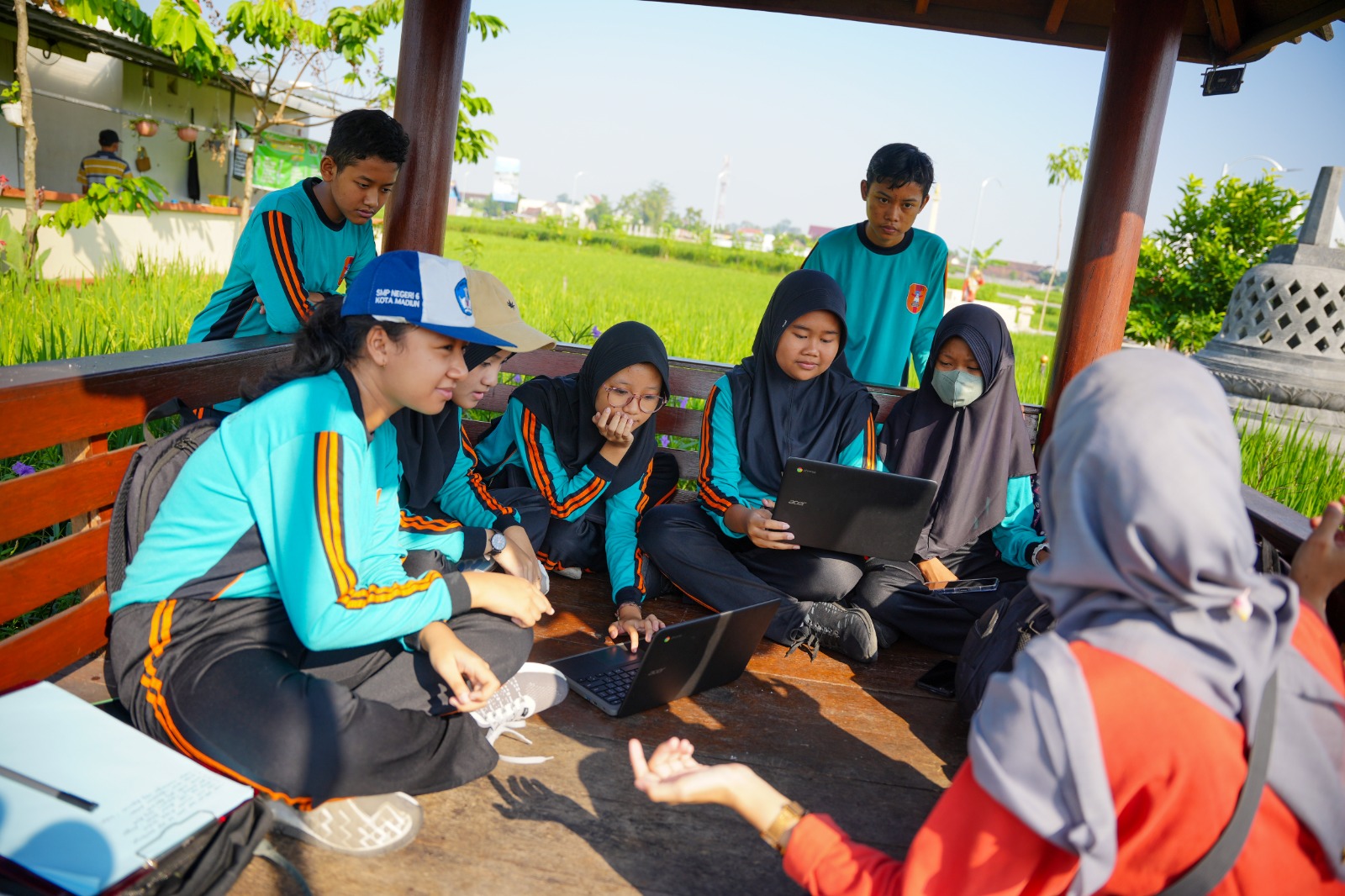 Foto 4 dari 7: Serunya Outdoor Learning di Lapak UMKM, Bisa Lebih Fokus Belajar Mapel Sulit