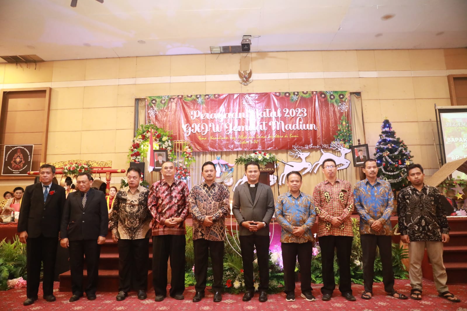 Foto 11 dari 12: Hadiri Perayaan Natal Warga GKJW Madiun, Wali Kota Harap Perayaan Natal Bawa Pesan Kedamaian