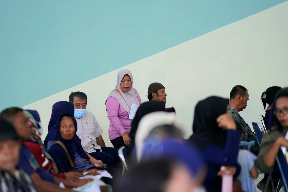 Foto 2 dari 19: Dinsos PPPA Kembali Salurkan BLT Daerah dan DBHCHT, Ada 3.353 Penerima