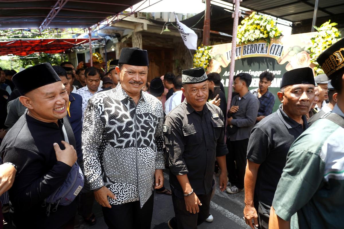 Foto 3 dari 9: Guru Besar Persaudaraan Rasa Tunggal Berpulang, Wali Kota Turut Mengantarkan Sampai Peristirahatan Terakhir