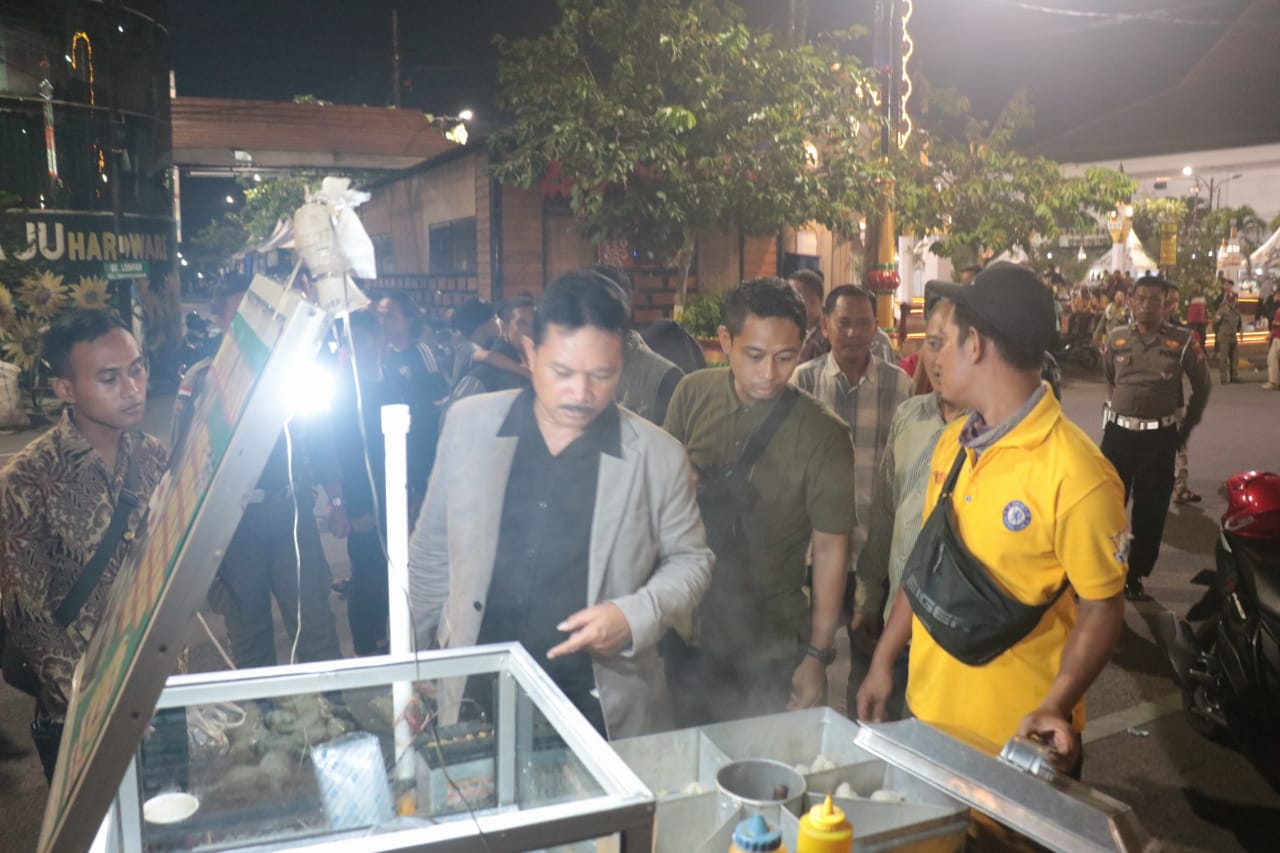 Foto 13 dari 16: Tak Hanya Beri Hiburan, Wali Kota Juga Salurkan Bantuan dan Borong Jajan untuk Dibagikan Saat Pagelaran Wayang