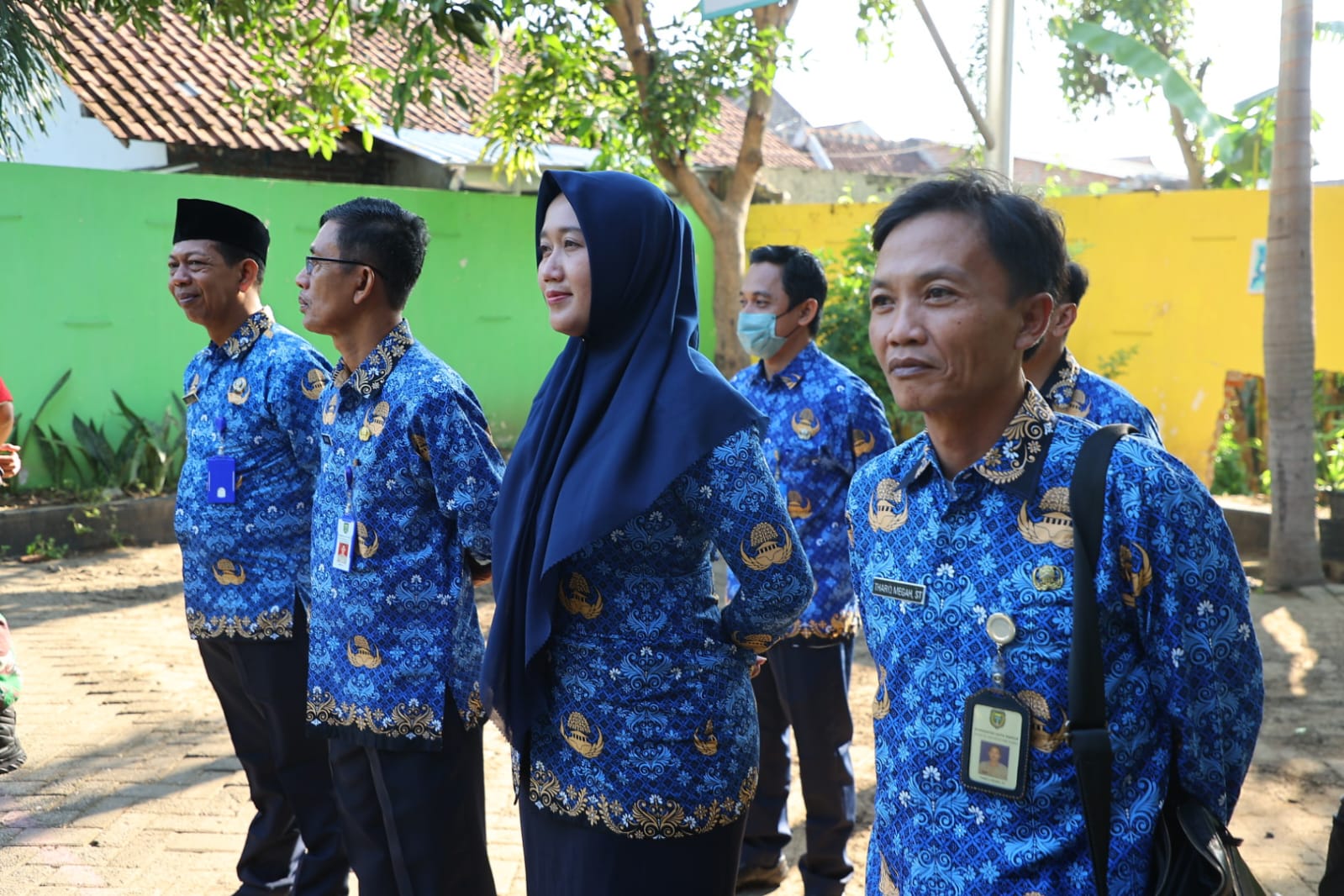 Foto 8 dari 9: Pimpin Kerja Bakti, Wali Kota Dr. Maidi Harap Lingkungan Sehat tidak Bawa Penyakit