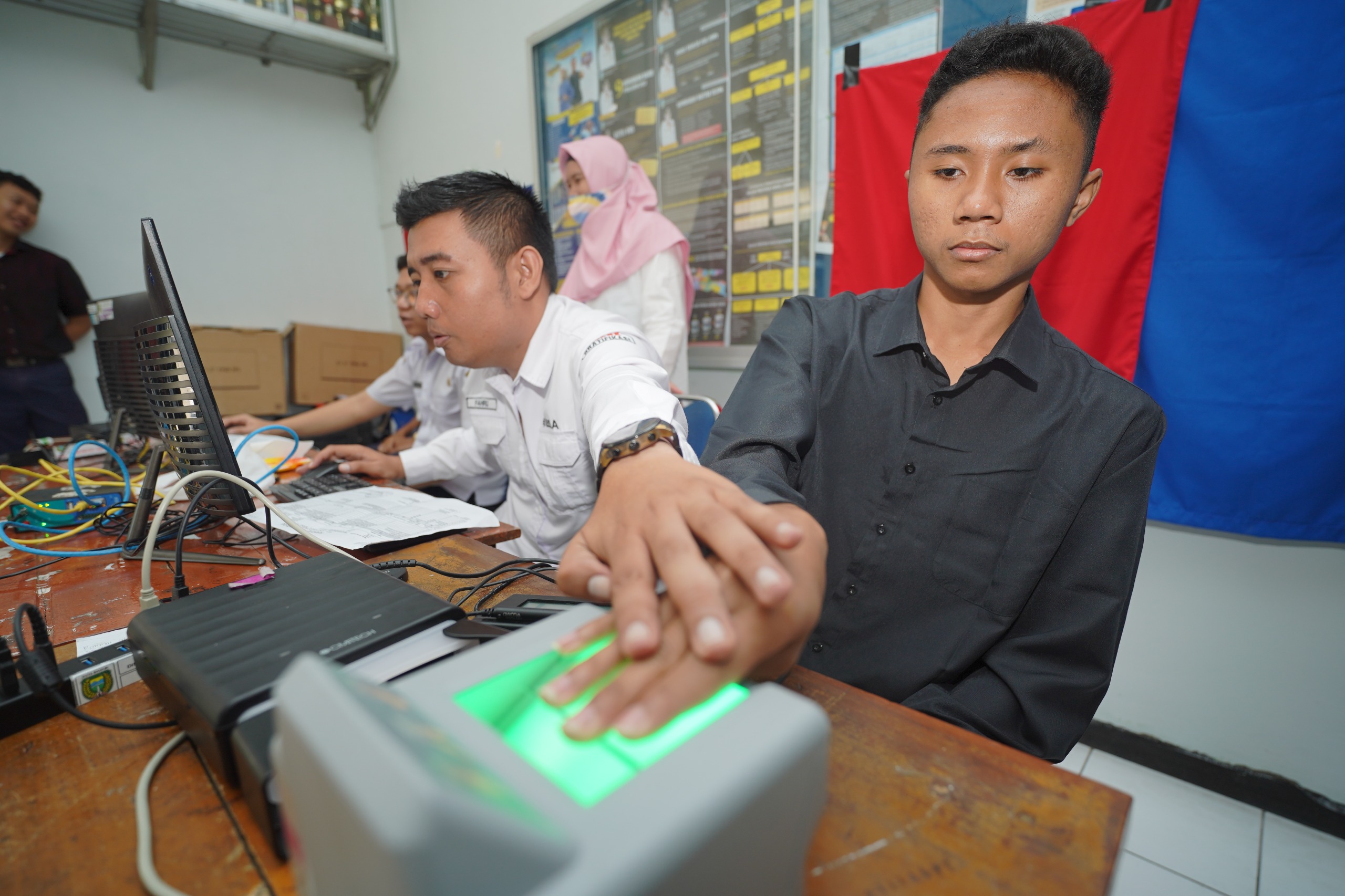 Foto 4 dari 8: Mudahkan Layanan Perekaman KTP-el untuk Pelajar, Dispendukcapil Kota Madiun Datangi Sekolah