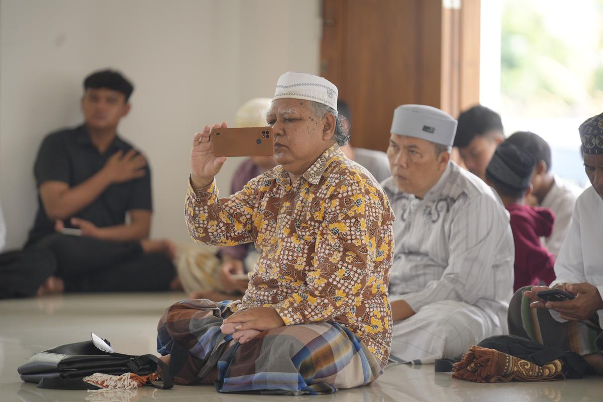 Foto 5 dari 8: Peringati Nuzulul Quran, Wali Kota Juga Serahkan Bansos Untuk Imam Masjid, Marbot, dan Tokoh Agama