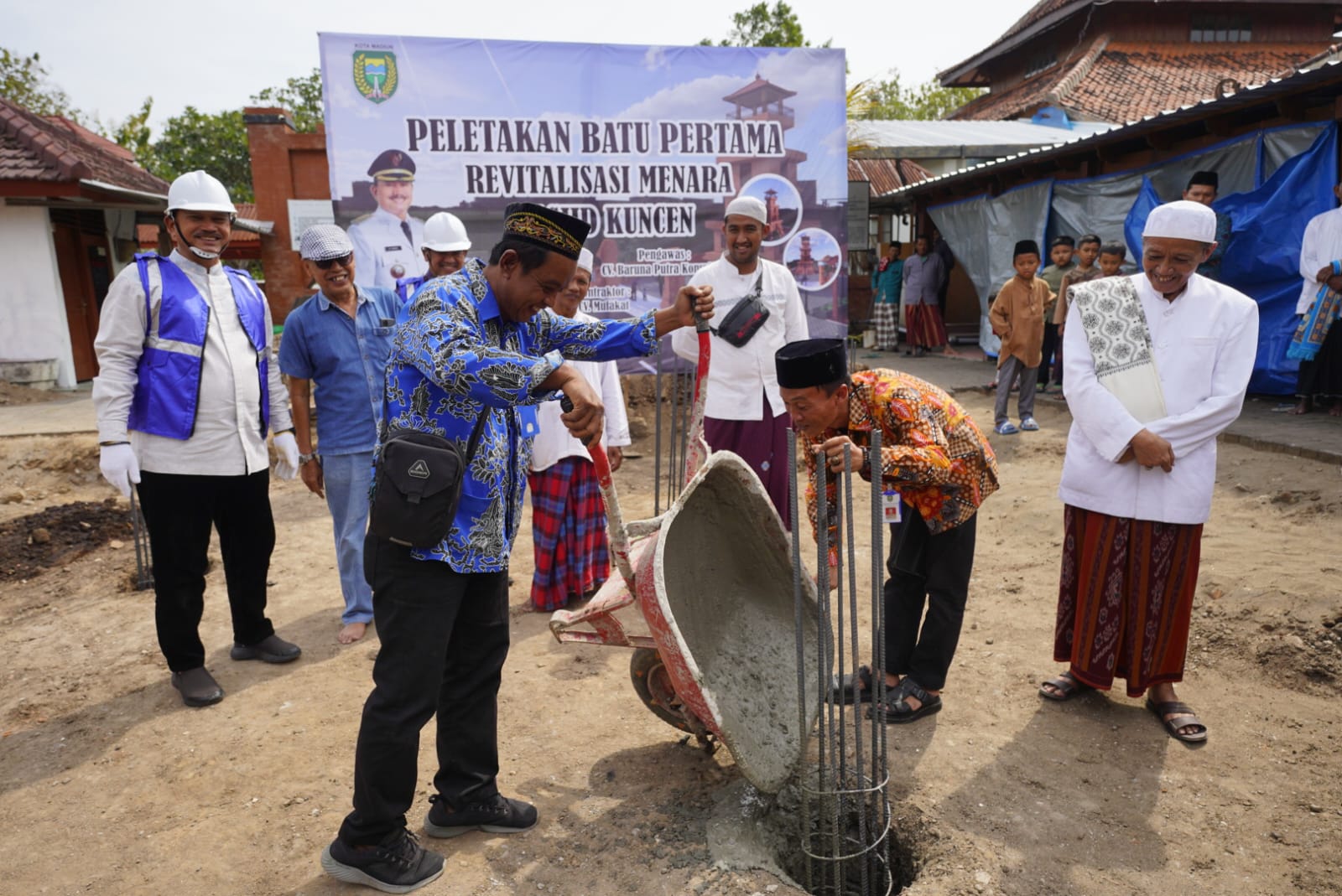 Foto 2 dari 5: Salat Jumat di Masjid Kuno Kuncen, Wali Kota Juga Lakukan Peletakan Batu Pertama Pembangunan Menara