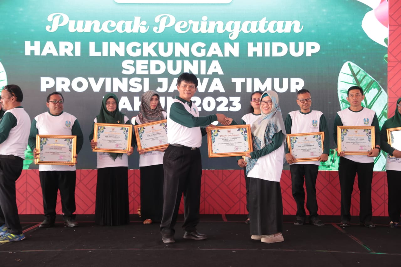 Foto 4 dari 10: Borong Penghargaan 11 Sekolah Raih Adiwiyata tingkat Provinsi, 4 Kelurahan Raih Kelurahan Berseri Tingkat Pratama