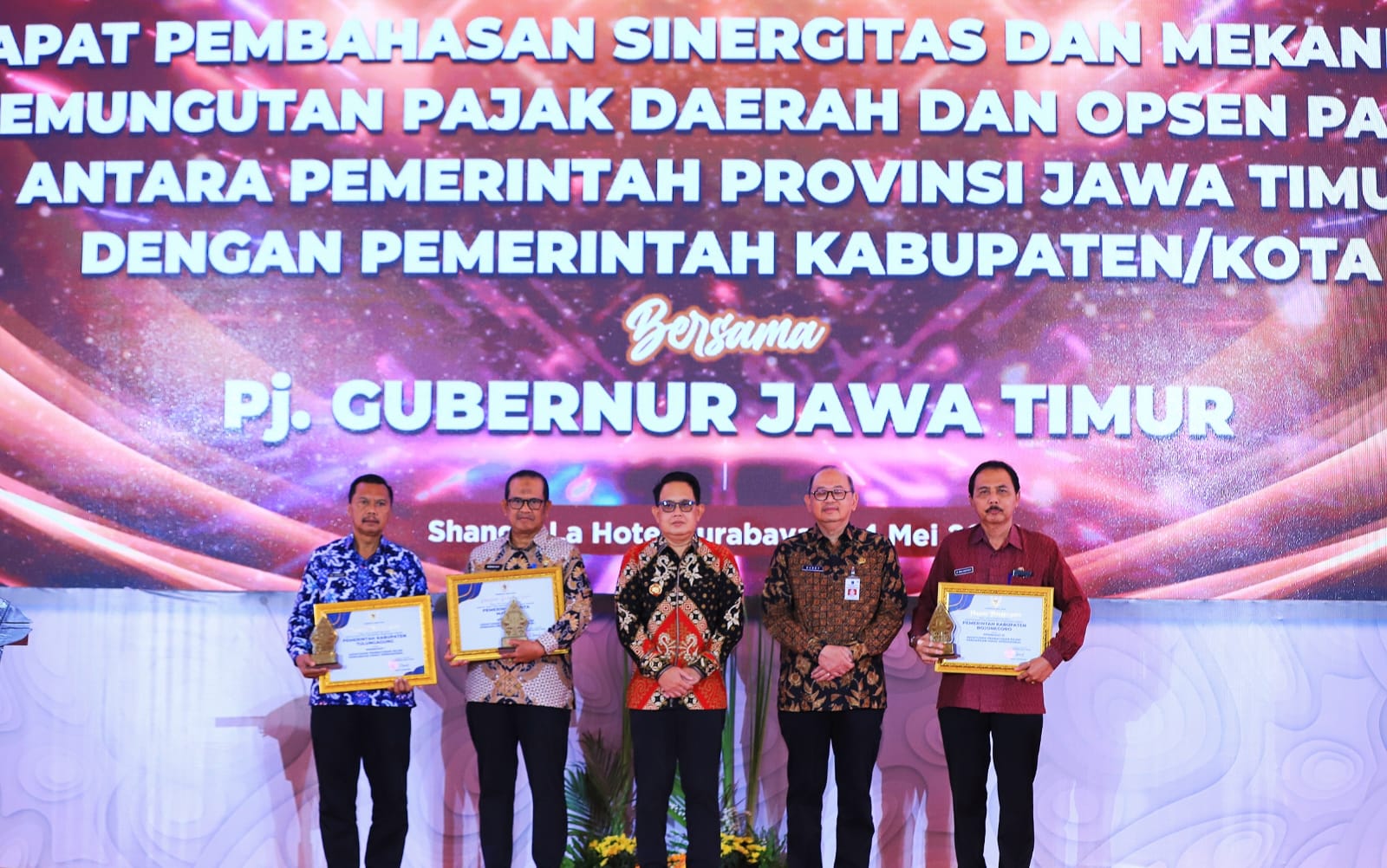 Foto 2 dari 3: Patuh dan Taat Pajak, Kota Madiun Raih Peringkat II Kepatuhan Pembayaran Pajak Kendaraan Dinas Operasional Tingkat Jawa Timur
