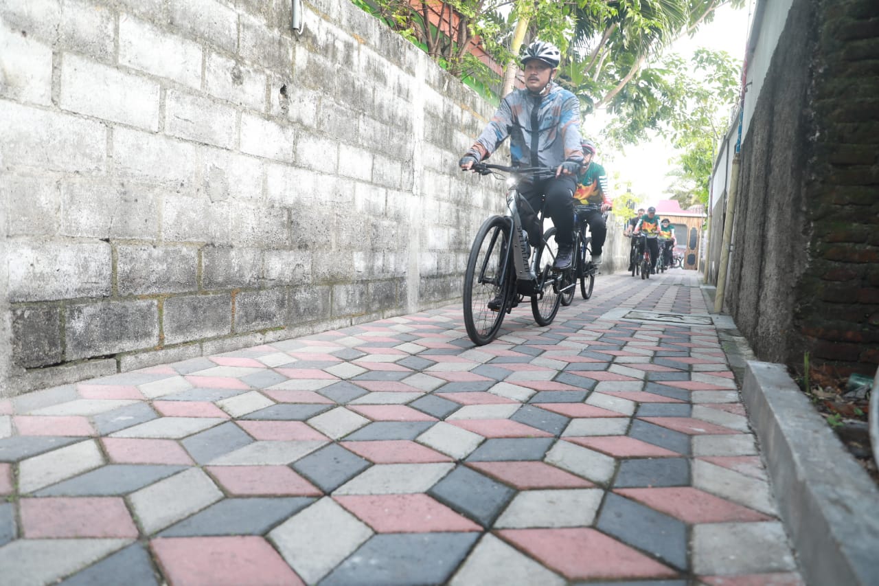 Gowes Pagi, Wali Kota Cek Pavingisasi Hingga Ke Gang Kecil