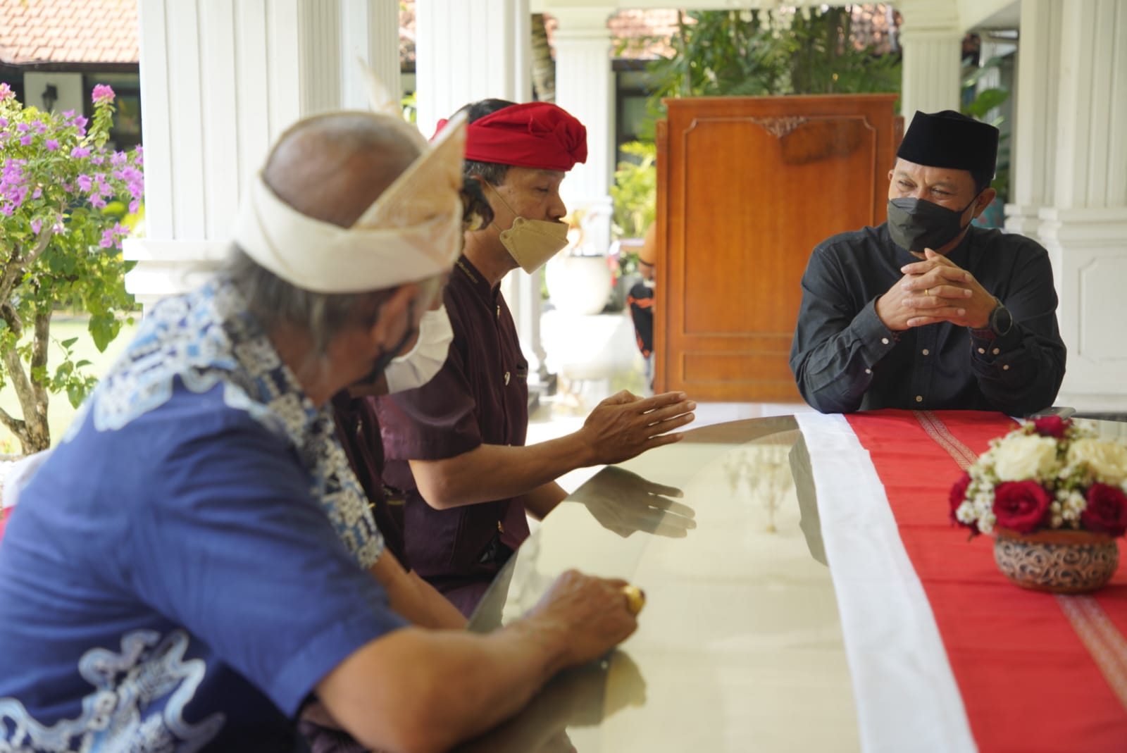 Foto 1 dari 6: Audiensi dengan PHDI Soal Pembangunan Pura, Wali Kota: Pemerintah Siap Bantu Asal Syarat Lengkap Semua