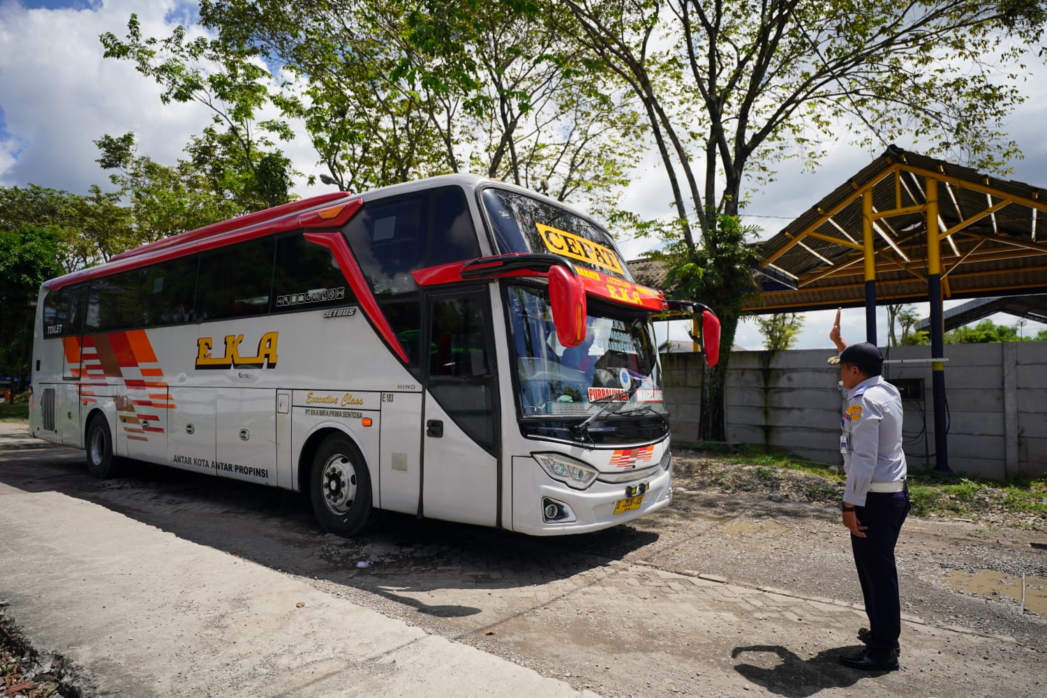 Foto 2 dari 4: Agar Keamanan dan Keselamatan Terjaga, Terminal Purboyo Gelar Ramp Check Armada Bus