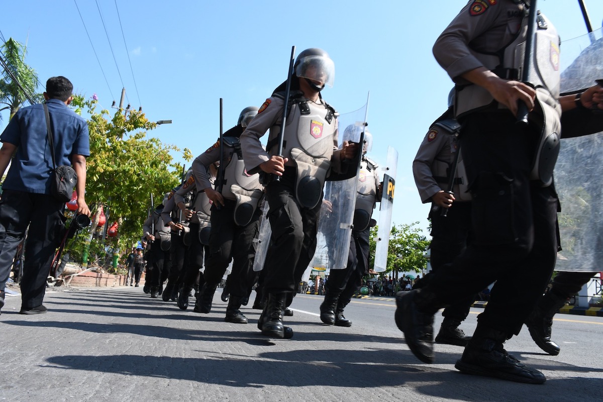 Foto 2 dari 6: Tak Puas Hasil Pemilu, Ribuan Massa Unjuk Rasa Di Depan Kantor KPU
