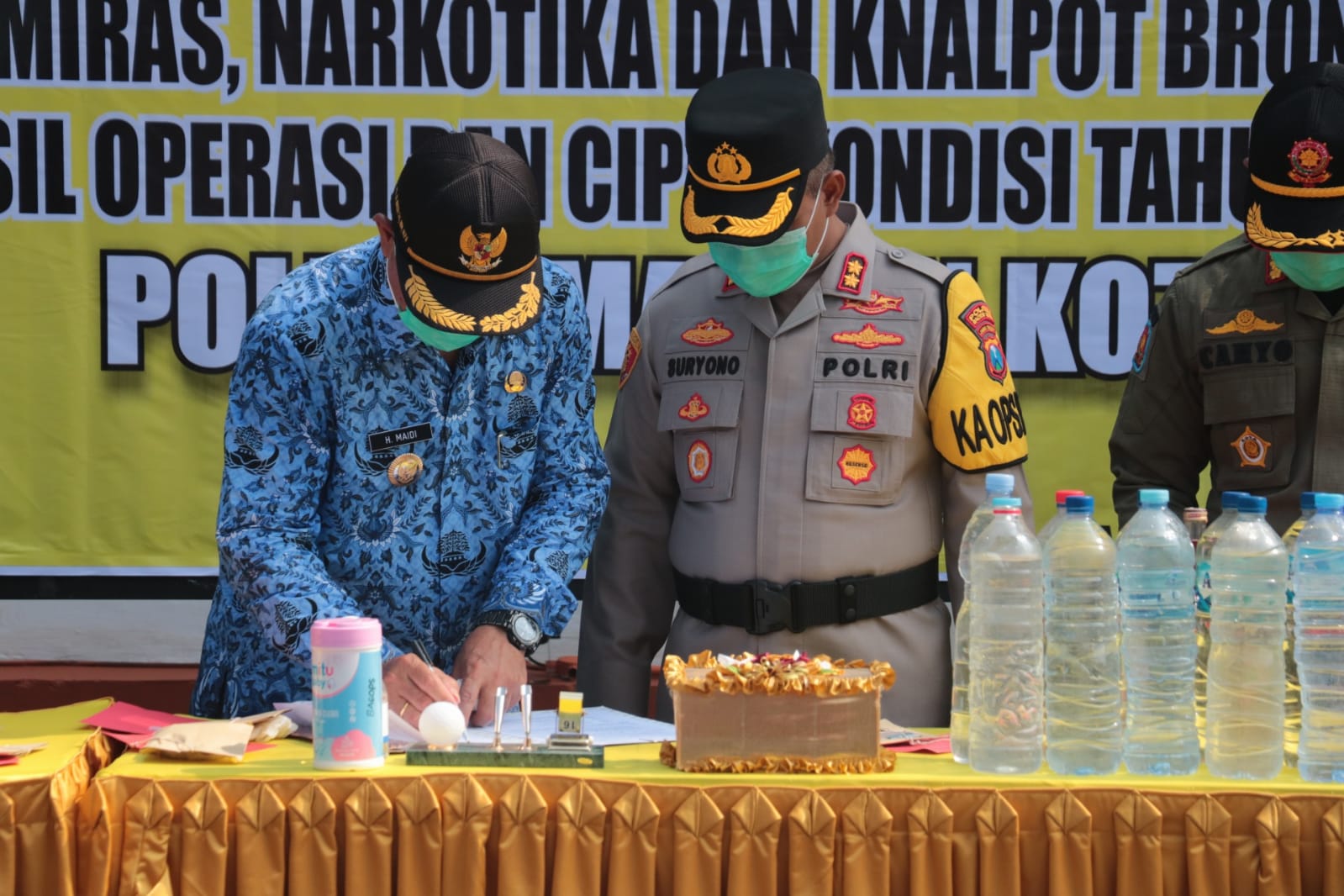Foto 9 dari 10: Jaga Kondusifitas Lebaran, Polisi Musnahkan Miras Hingga Knalpot Brong Hasil Sitaan Selama Sepekan