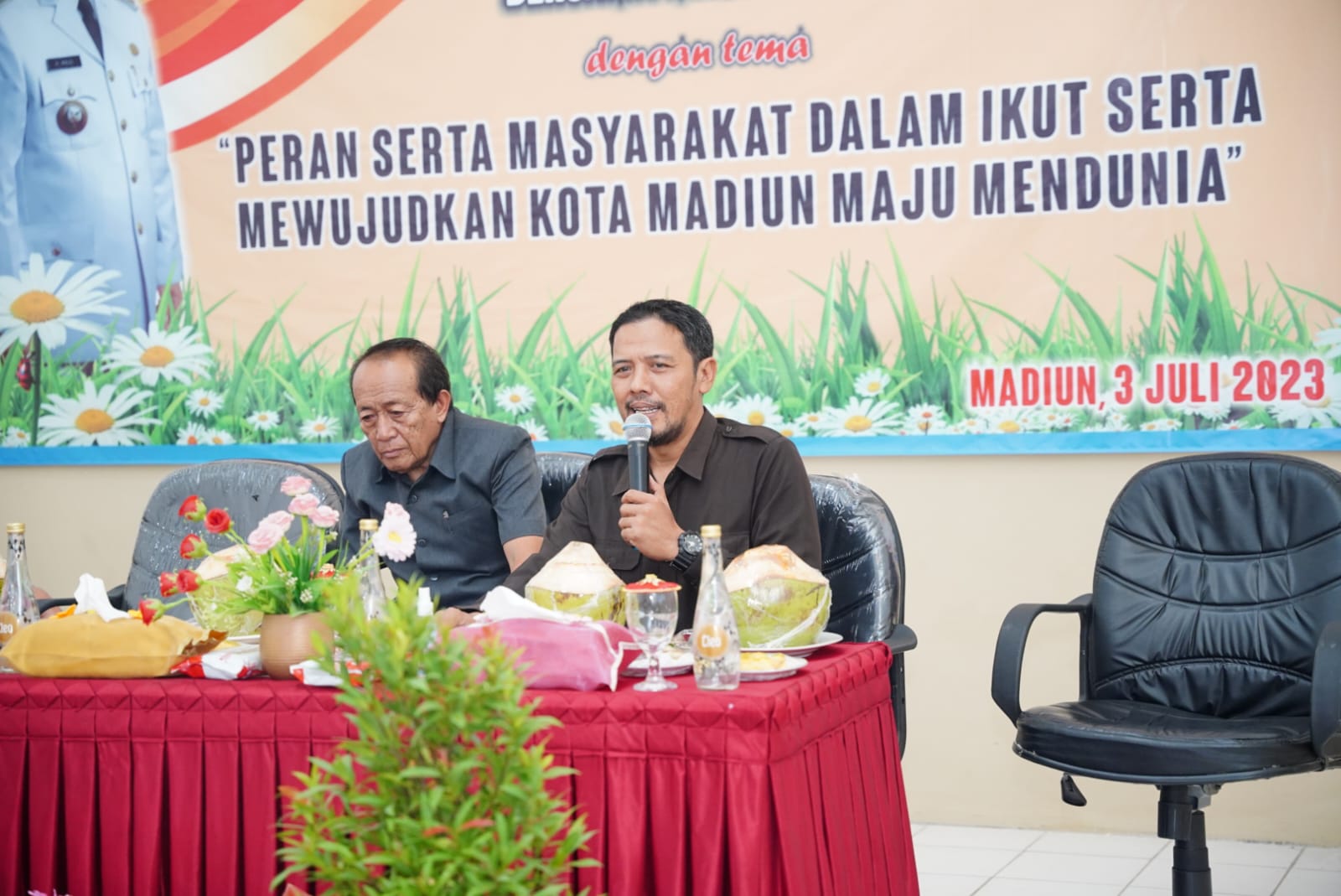 Foto 4 dari 8: Sambang Warga Demangan, Wali Kota Paparkan Upaya Pembangunan Kota