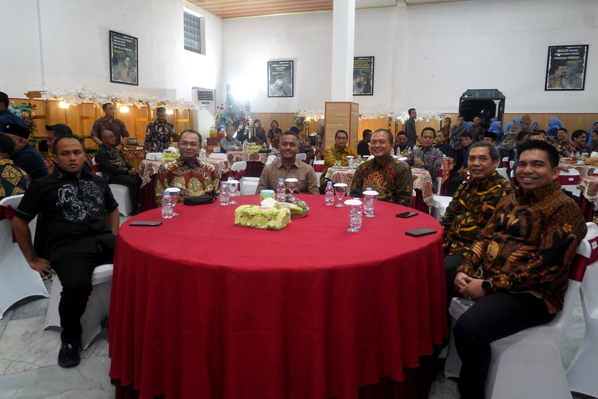 Foto 7 dari 9: Hadiri Lepas Sambut Komandan Kodim 0803 Madiun, Pj Wali Kota Sampaikan Selamat Kepada Keduanya