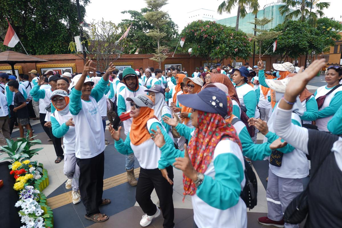 Foto 2 dari 8: Serunya Peringatan Hari Peduli Sampah di Kota Madiun, Wali Kota Salurkan Sembako Hingga Makan Bersama Petugas Penyapu Jalan dan Penarik Gerobak Sampah