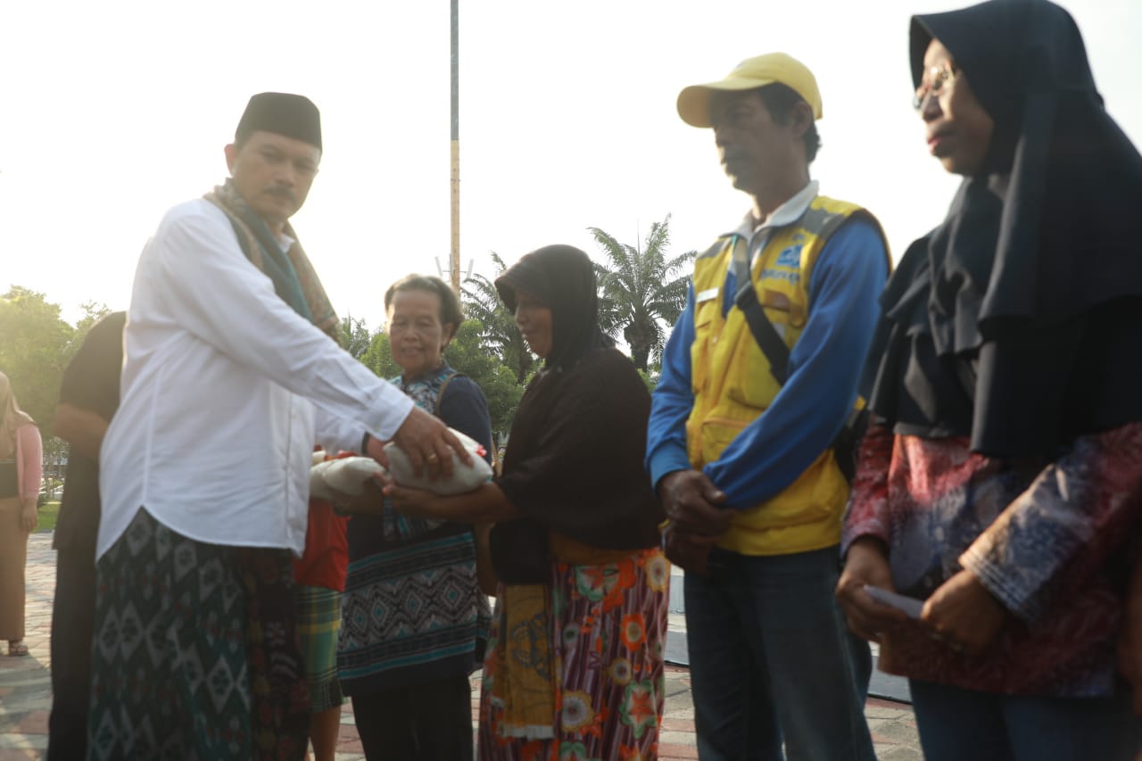 Foto 3 dari 13: Bagikan Ratusan Beras dan Gula ke PKL, Wali Kota: Sembako Selalu Ada