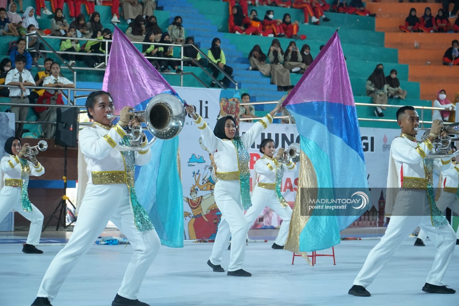 Foto 8 dari 13: Tampil Spektakuler, Tim Peserta Kejurnas Drum Band 2022 Pukau Juri Hingga Penonton