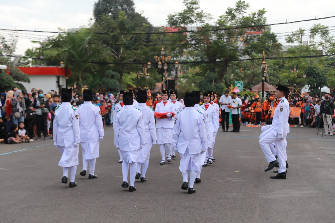 Foto 11 dari 11: Tampil Memukau, Drumband SMPN 11 dan Paskib SMKN 2 Madiun Unjuk Gigi di Parade Senja