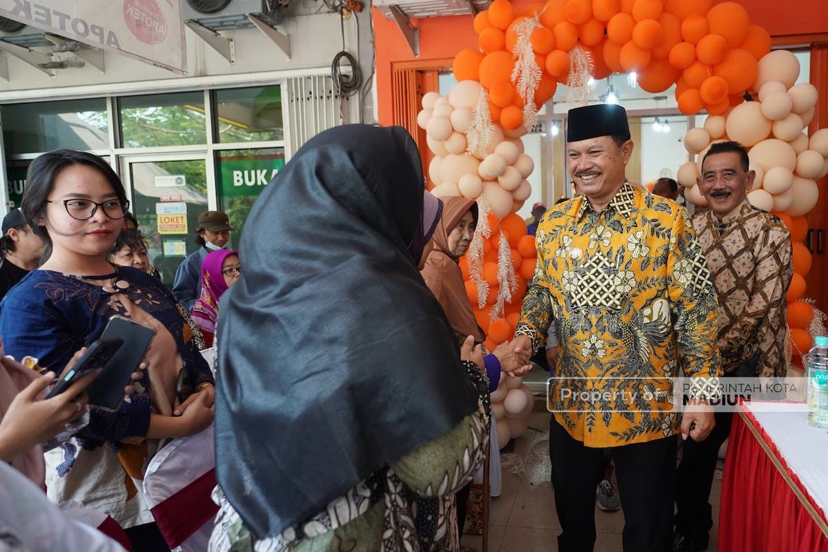 Foto 9 dari 9: Hadiri Grand Opening MJ Optik, Wali Kota Apresiasi Pengusaha Ikut Ramaikan Pelayanan Kesehatan Mata