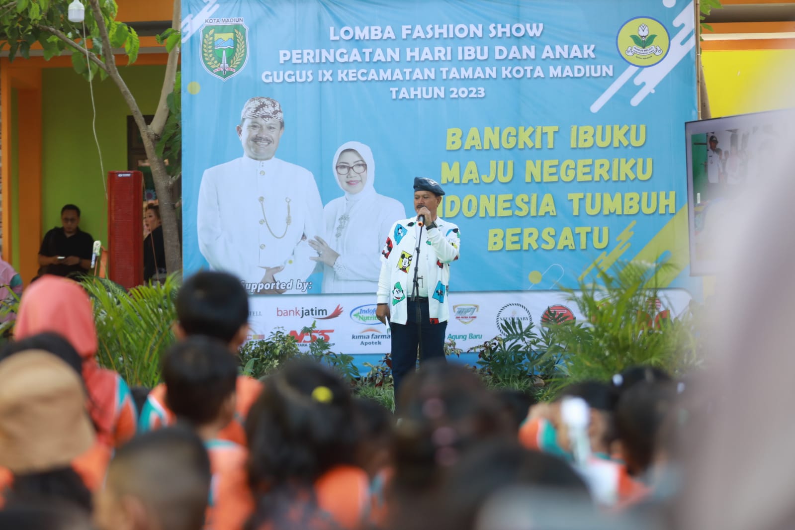 Foto 4 dari 11: Hadiri Pameran Hasil Karya TK Pembina, Wali Kota Pesan Kepada Orangtua Agar Optimal Dukung Perkembangan Anak