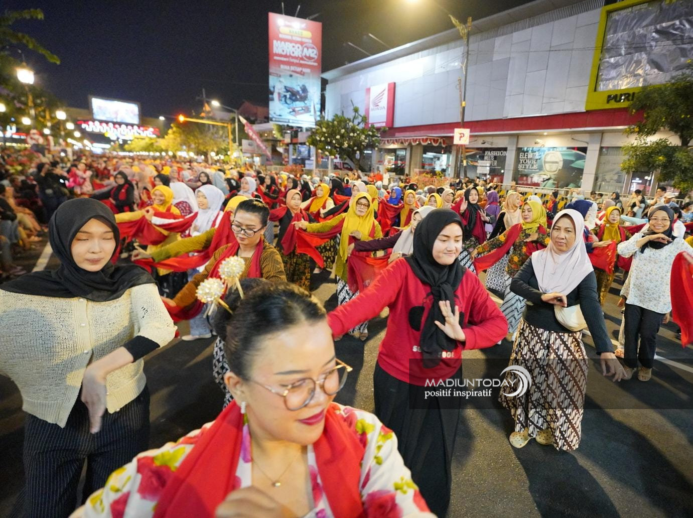 Foto 5 dari 19: Ketika Warga Turun ke Jalan, Menari Bersama di Panggung Kota