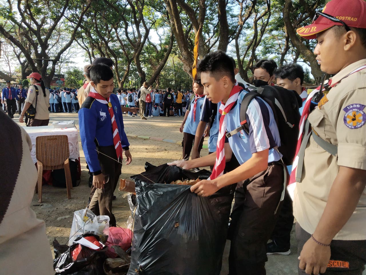 Foto 9 dari 9: Gelar Jalan Sehat, Satpol PP Ajak Siswa Jaga Kebersihan Lingkungan