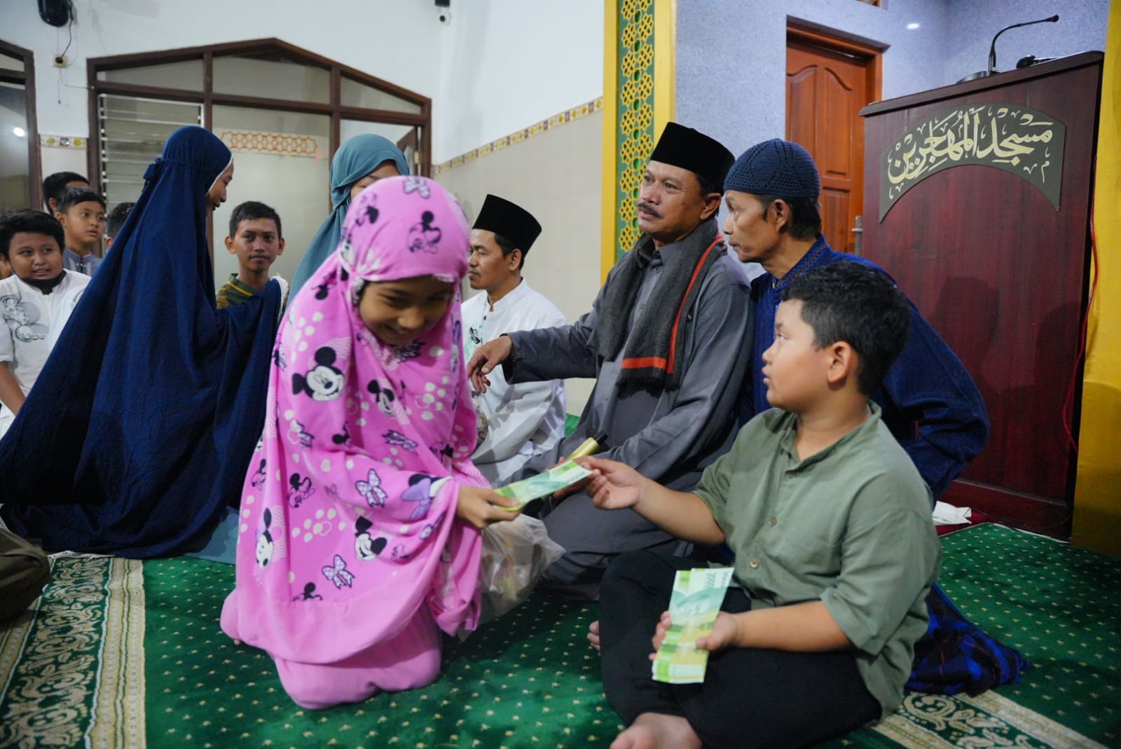 Foto 8 dari 10: Tarawih Di Masjid Al Muhajirin, Wali Kota Ajak Warga Tingkatkan Ibadah Sebelum Ramadan Berakhir