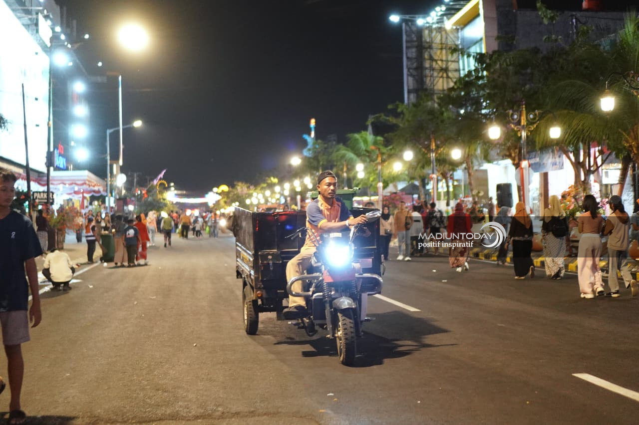 Foto 13 dari 15: Euforia Madiun Menari Berakhir, Petugas Kebersihan Pastikan Jalan Pahlawan Kembali Bersih