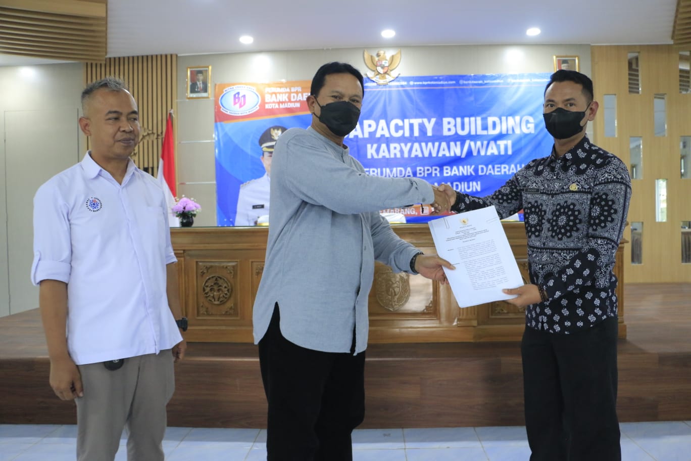 Foto 4 dari 11: Beri Pengarahan Karyawan BPR Bank Daerah Kota Madiun, Wali Kota Dorong Peningkatan Pendapatan Setiap Tahun