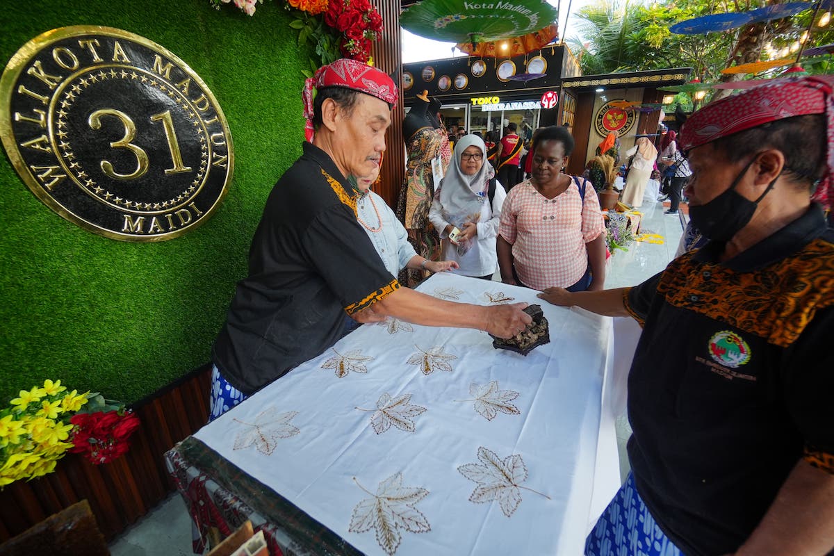 Foto 6 dari 9: Delegasi Kenya Borong Produk UMKM Kota Pendekar di Galeri Dekranasda
