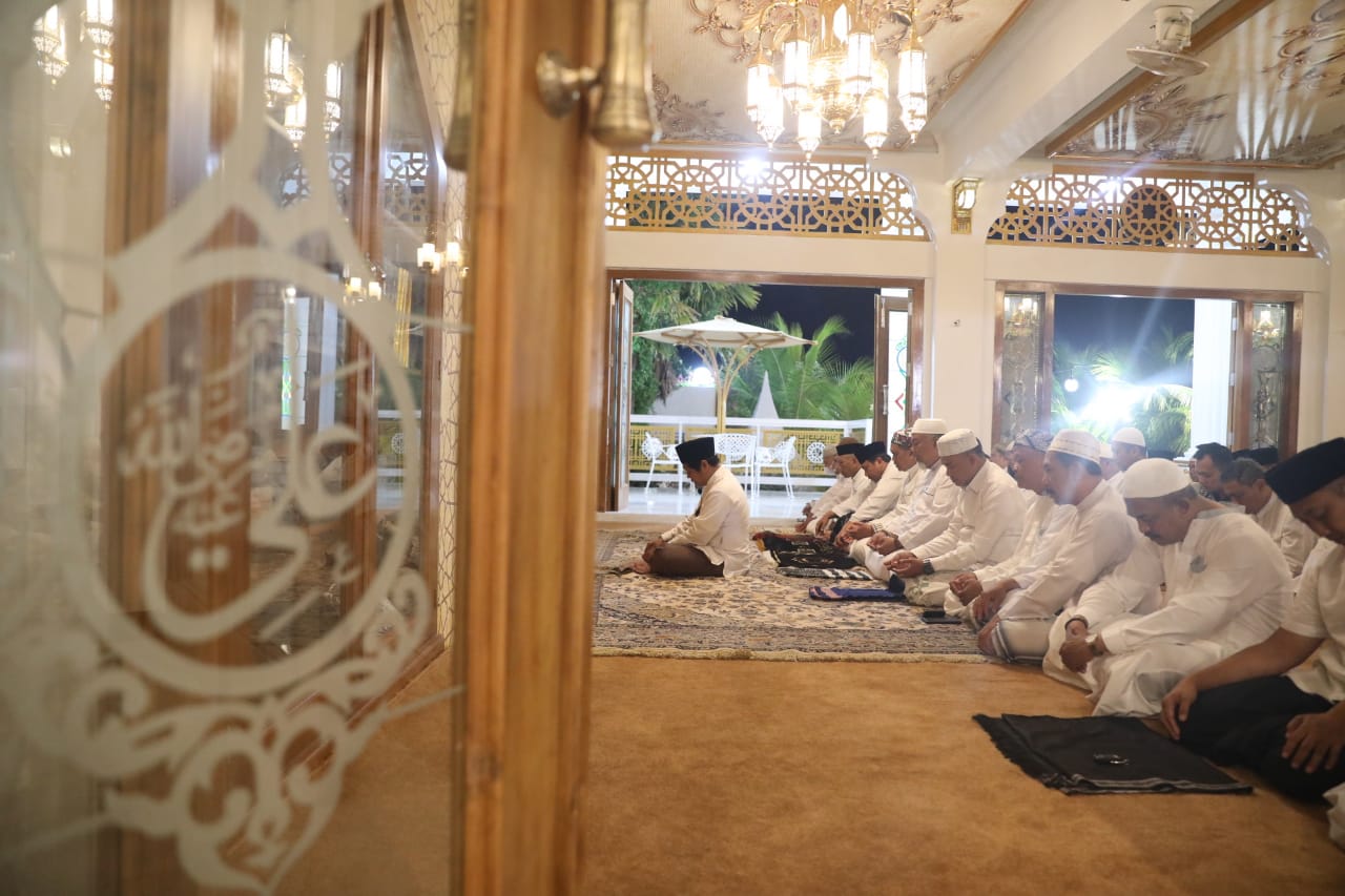 Foto 2 dari 8: Kapolda Subuhan Di Masjid Pondok Abi Bahrun Madinatul Jannah, Wali Kota Sapa Lewat Video Call