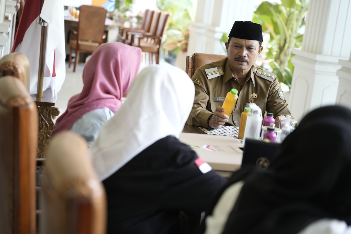 Foto 3 dari 5: Apresiasi Dukungan Pemkot Madiun, Penyelenggara Festival Jamu Gendong Serahkan Rekor MURI Kepada Wali Kota
