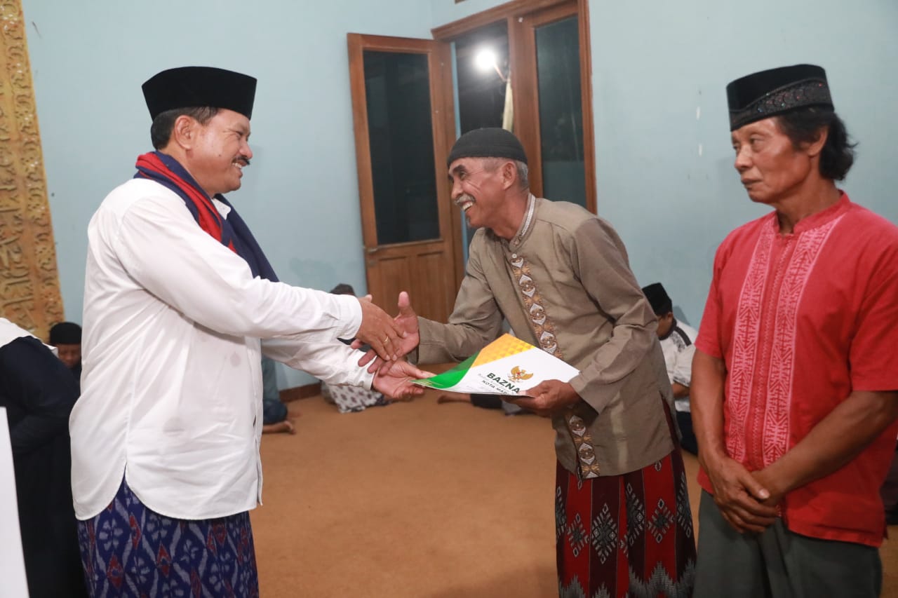 Foto 4 dari 11: Salat Isya di Masjid At Thoilah, Wali Kota Salurkan Bantuan Masjid Hingga Rp 40 Juta