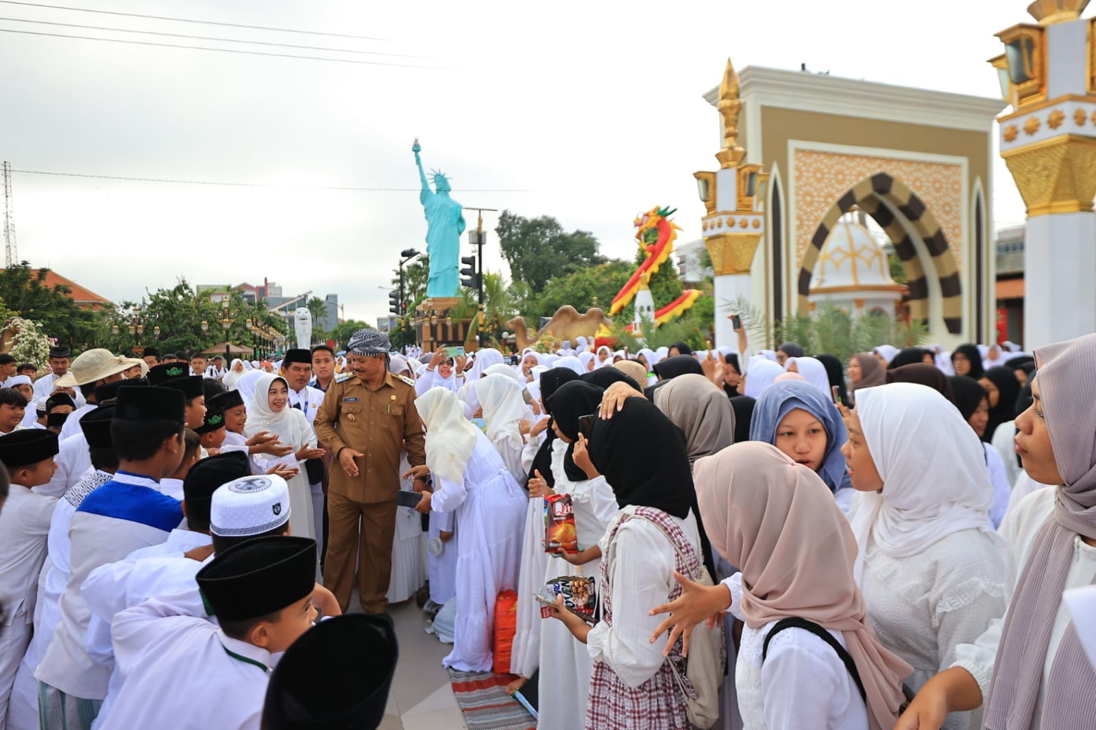 Foto 7 dari 7: Ribuan Pelajar Ikuti Peringatan Isra Mi’raj di PRC, Peringatan Serasa di Tanah Suci