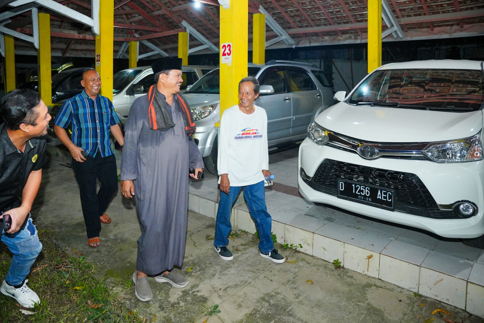 Foto 9 dari 10: Hadiri Halal Bihalal Bursa Mobil Madiun, Wali Kota Imbau Pedagang Jaga Kerukunan Demi Kemajuan Kota