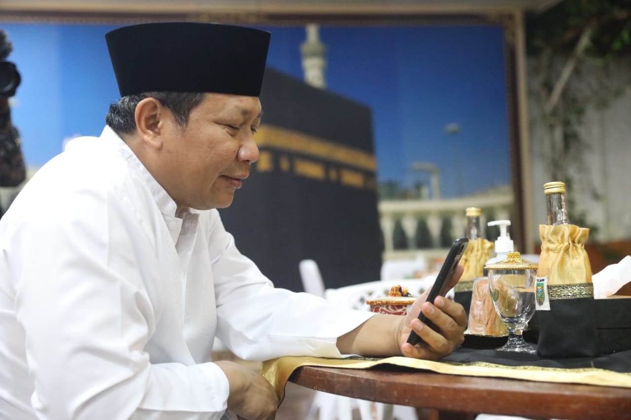 Foto 3 dari 8: Kapolda Subuhan Di Masjid Pondok Abi Bahrun Madinatul Jannah, Wali Kota Sapa Lewat Video Call