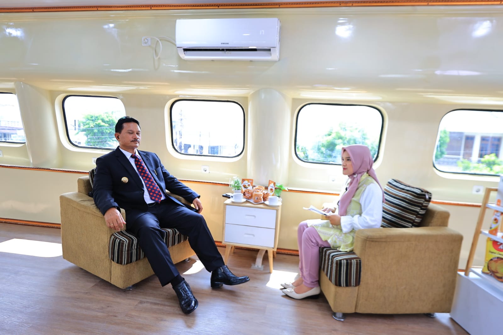 Foto 8 dari 9: Wali Kota Menyapa di Whoosh, Bahas Rahasia Stabilitas Kota Setelah Pemungutan Suara Hingga Promosi Produk UMKM Unggulan
