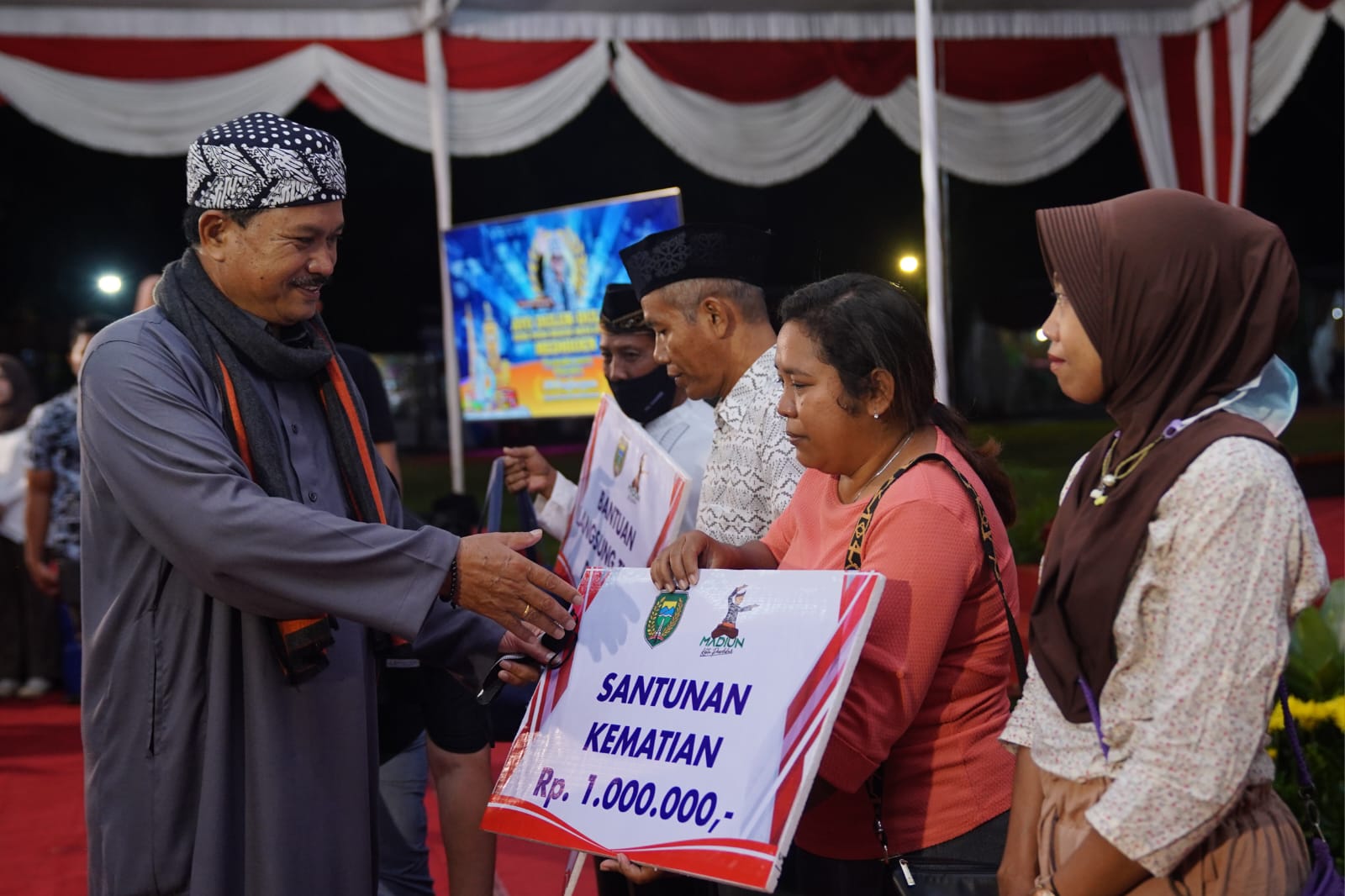 Foto 6 dari 10: WBR di Kecamatan Manguharjo, Wali Kota Sampaikan Informasi Hingga Serahkan Hadiah Lomba Kebersihan Makam