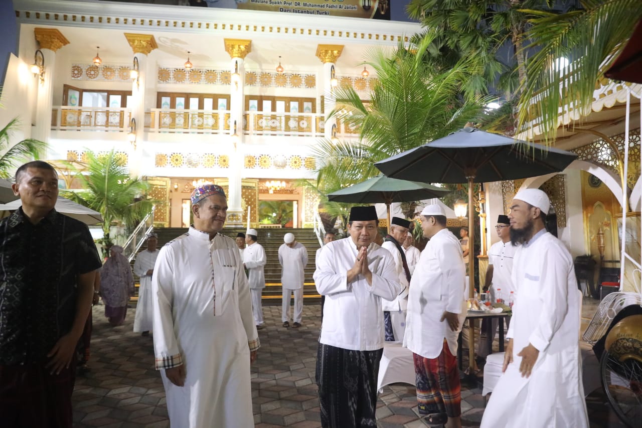Foto 8 dari 10: Kunjungan Kerja Di Kota Madiun, Kapolda Shalat Subuh Hingga Cicip Madu Di Masjid Pondok Abi Bahrun Madinatul Jannah