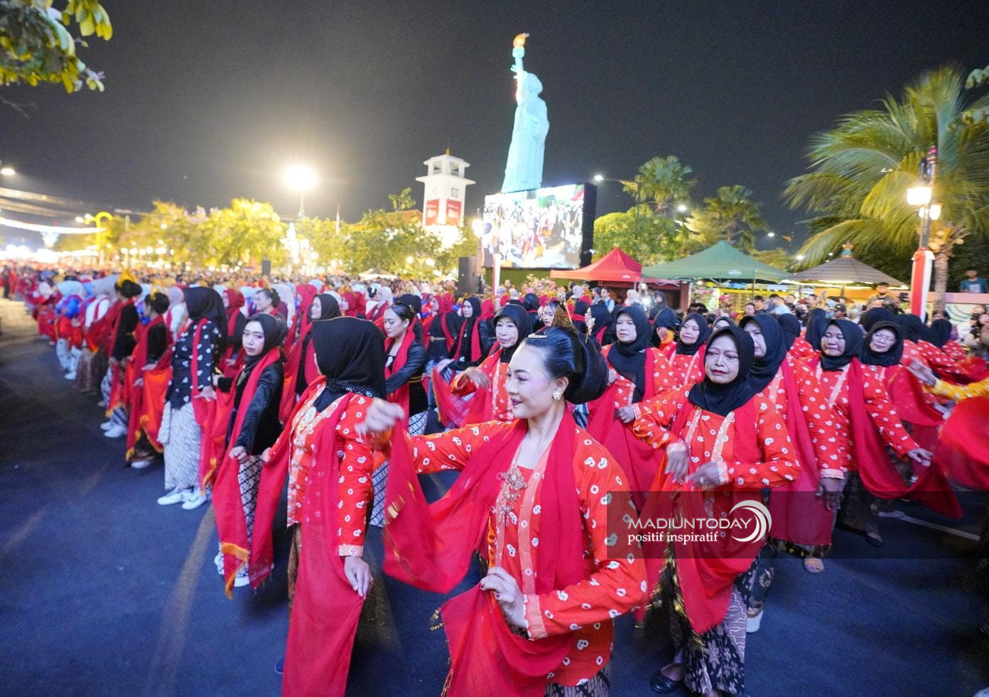 Foto 3 dari 29: 5.000 Peserta Madiun Menari Ukir Sejarah Kota, Sekaligus Jadi Bukti Cinta Masyarakat Untuk Daerahnya